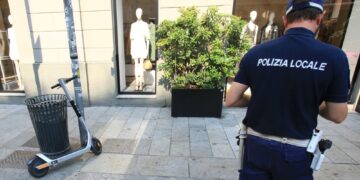 Cinquantenne denunciato dalla polizia locale alla Spezia