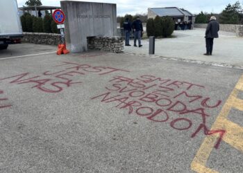 Stamani cerimonia con Frassinetti. Tre scritte in lingua slava