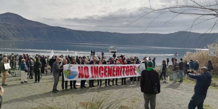 Ieri manifestazione con centinaia di persone