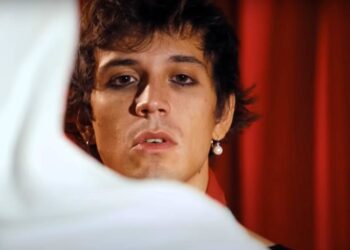 Alex Wyse nel video della canzone "Rockstar"