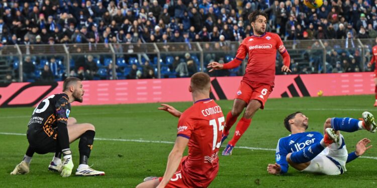 Una fase di Como-Fiorentina d'andata, terminata 1-0 per i toscani (foto Roberto Colombo)