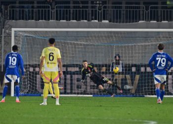 Il rigore del definitivo 2-1 per la Juventus allo stadio Sinigaglia (foto Roberto Colombo)