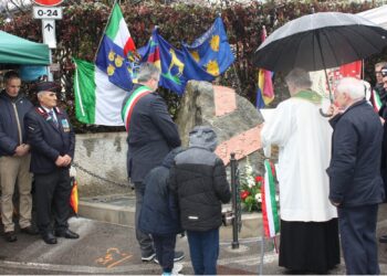 La benedizione del monumento a Cermenate (immagini Associazione nazionale carabinieri di Cantù)