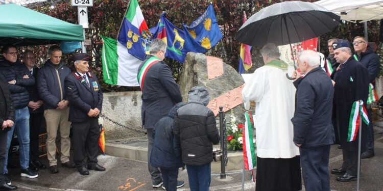 La benedizione del monumento a Cermenate (immagini Associazione nazionale carabinieri di Cantù)