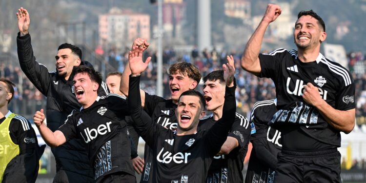 L'esultanza finale dei giocatori del Como dopo la vittoria contro il Napoli (foto Roberto Colombo)