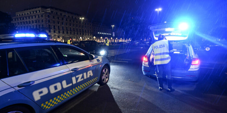 Indagini della Polizia per accertare se l'animale è un randagio