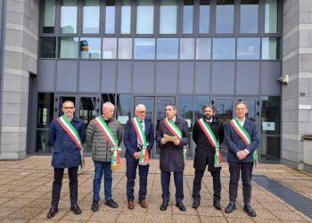 Un gruppo con la petizione al Palazzo di Giustizia di Vicenza