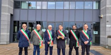 Un gruppo con la petizione al Palazzo di Giustizia di Vicenza