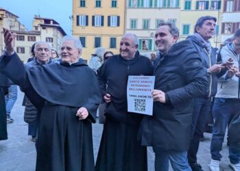 Centinaia in piazza. Priore: 'Noi qui dal 1250