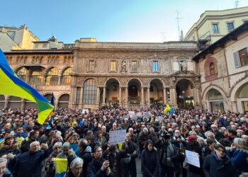 Diverse centinaia di persone con bandiere ucraine e europee