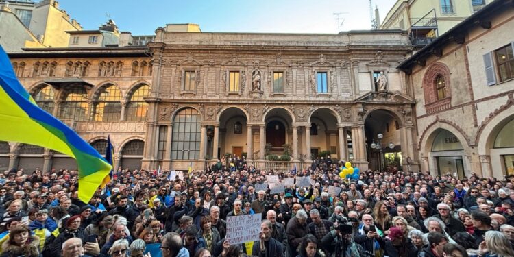 Diverse centinaia di persone con bandiere ucraine e europee