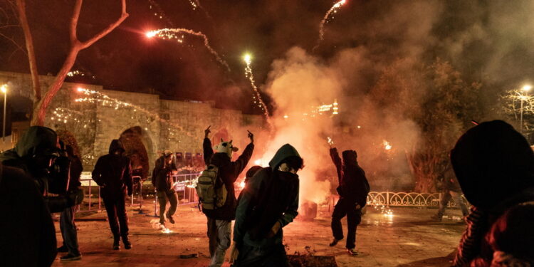 Manifestati in piazza per l'arresto del sindaco di Istanbul