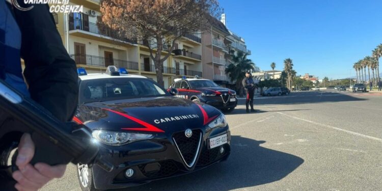 I carabinieri bloccano una ragazza vicino al carcere di Rossano