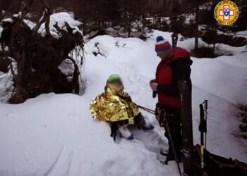 Lasciato sci e racchette e si è arrampicato nel bosco