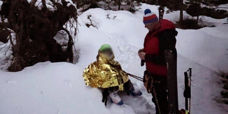 Lasciato sci e racchette e si è arrampicato nel bosco