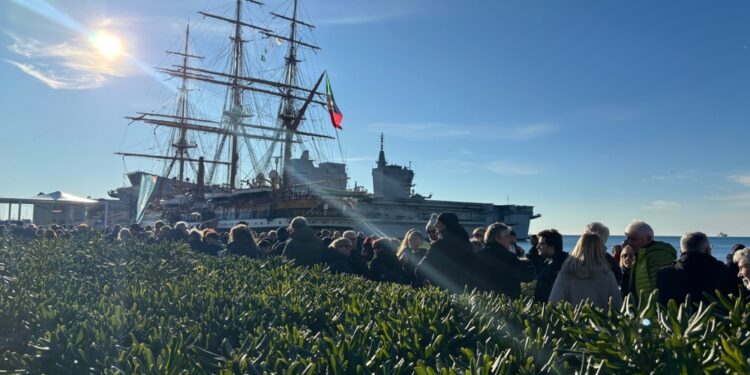 Famiglie e gruppi di amici in fila per salire sulla nave scuola