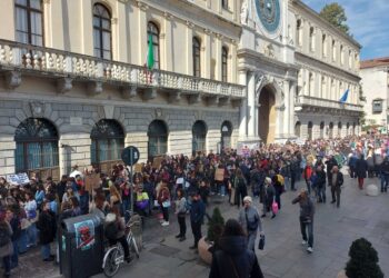 In centinaia nel centro cittadino con 'Non una di meno'