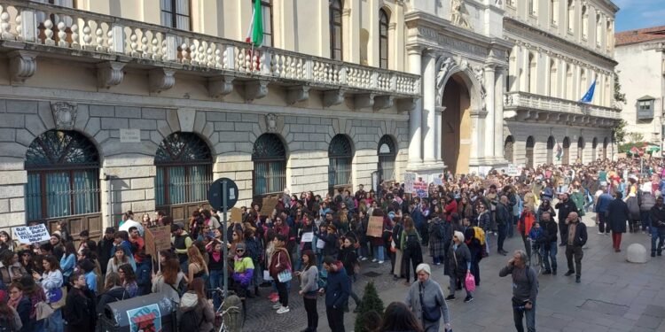 In centinaia nel centro cittadino con 'Non una di meno'