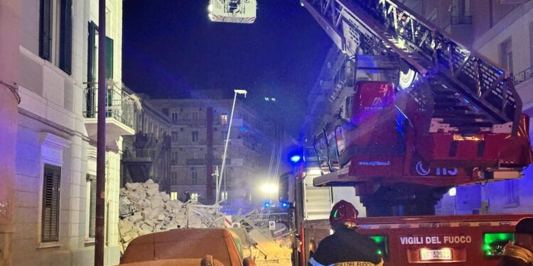 La figlia in attesa davanti alle rovine