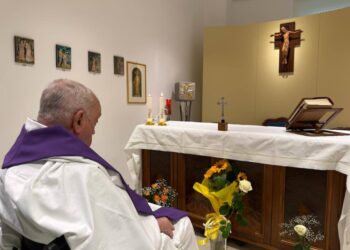 Mentre concelebra la messa in ospedale