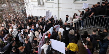 Distrutti bar e auto del proprietario del locale