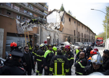 Pompieri scavano tra le macerie