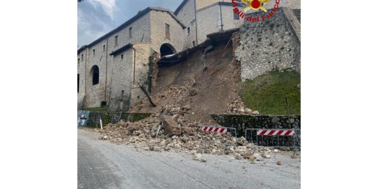 Muro danneggiato dal sisma