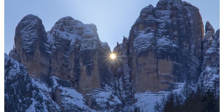 Il sole ha fatto capolino oggi da una fessura della roccia