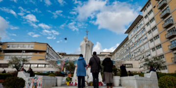 Dal personale sanitario torta e candeline per 12 anni elezione