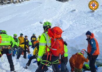 Soccorritori hanno scavato sotto tre metri di neve