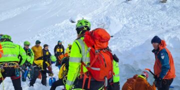 Soccorritori hanno scavato sotto tre metri di neve