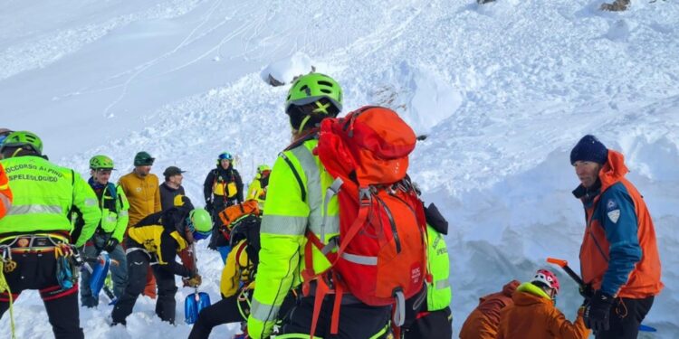 Soccorritori hanno scavato sotto tre metri di neve