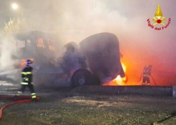 In fiamme un mezzo che trasportava acciaio fuso