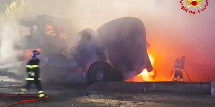 In fiamme un mezzo che trasportava acciaio fuso