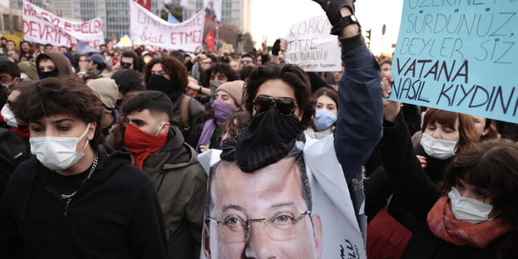 'Tuteli i diritti degli eletti e la libertà di manifestare'