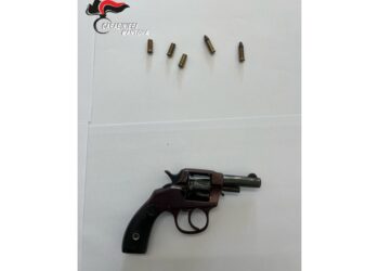 L'arma trovata dai carabinieri in un beauty-case