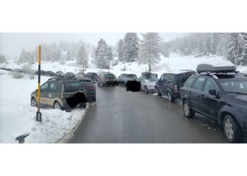 A Passo Falzarego auto degli sciatori intralciano gli spalaneve