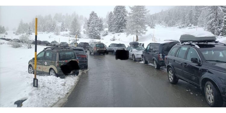 A Passo Falzarego auto degli sciatori intralciano gli spalaneve