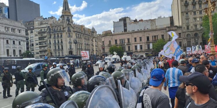 Anche tifosi delle principali squadre argentine contro Milei