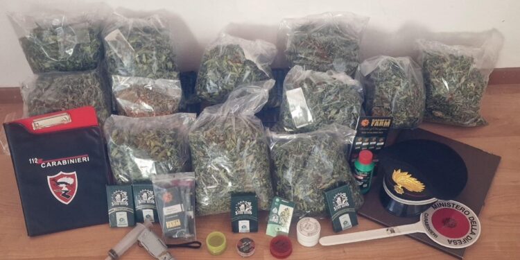 Sequestrati 9 chili di marijuana