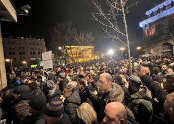 Ferito un poliziotto.Tensione nella notte