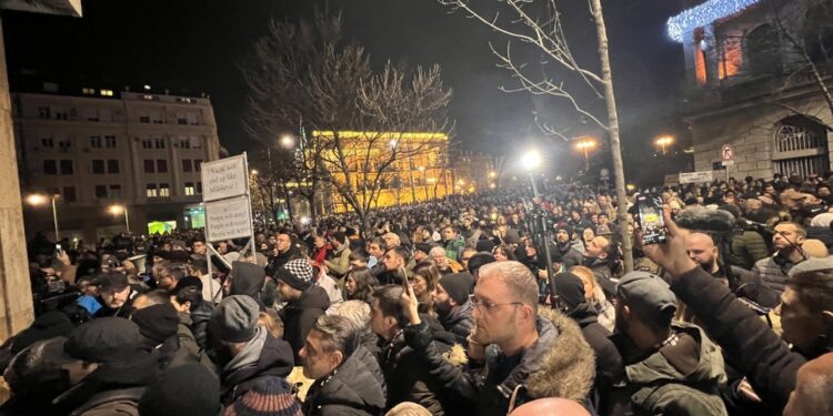 Ferito un poliziotto.Tensione nella notte