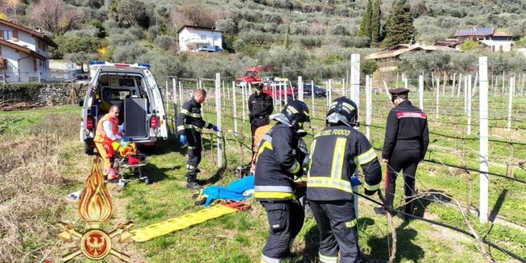 Un "volo" di 5 o 6 metri che gli ha procurato alcuni traumi