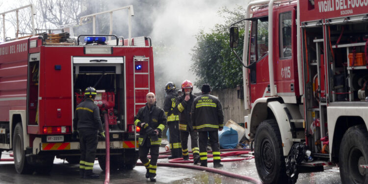 Nell'edificio non c'erano vittime. Indagini della Polizia