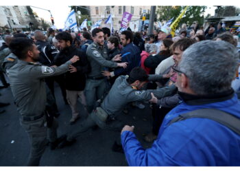 Folla tenta di sfondare le barriere