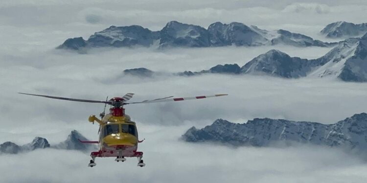 Donna subito estratta dalla neve e portata in ospedale