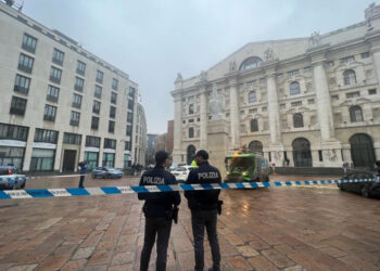 Nel gennaio 2023 imbrattarono l'opera in piazza Affari a Milano