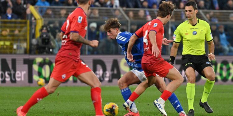 Nico Paz in azione durante Como-Fiorentina sotto gli occhi dell'arbitro Marchetti (foto Roberto Colombo)