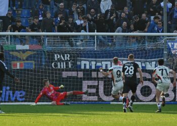 Il rigore del definitivo 1-1 segnato dal Venezia (foto Roberto Colombo)