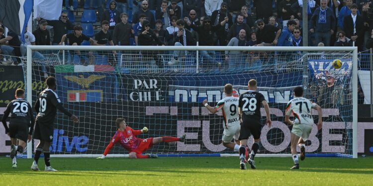 Il rigore del definitivo 1-1 segnato dal Venezia (foto Roberto Colombo)